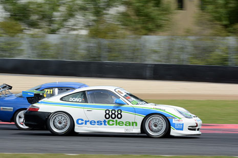 What a hot looking Porsche hitting high speeds at Pukekohe!