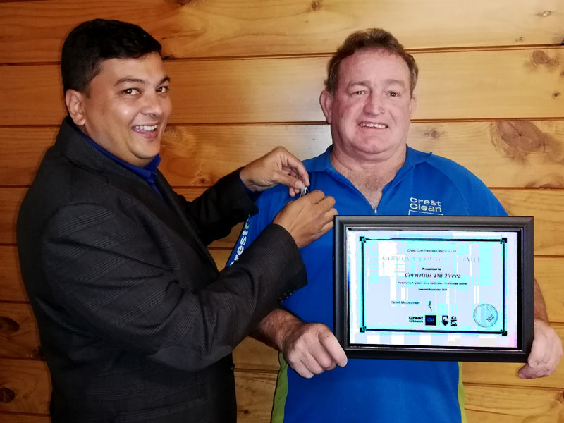 Cornelius Du Preez receives his long service award from Nivitesh Kumar.